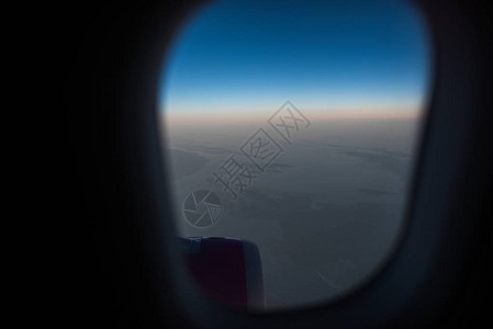 从窗口到飞机引擎查看阳光明日图片