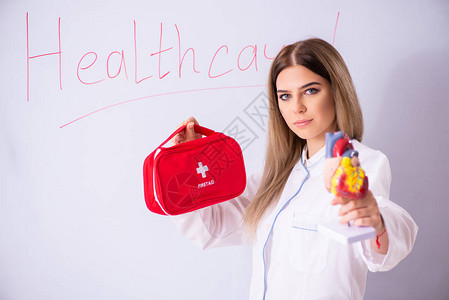 年轻女医生站在白板前图片