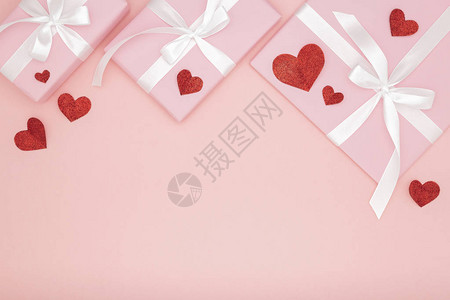 红色心形和粉红色礼盒的平铺组合图片