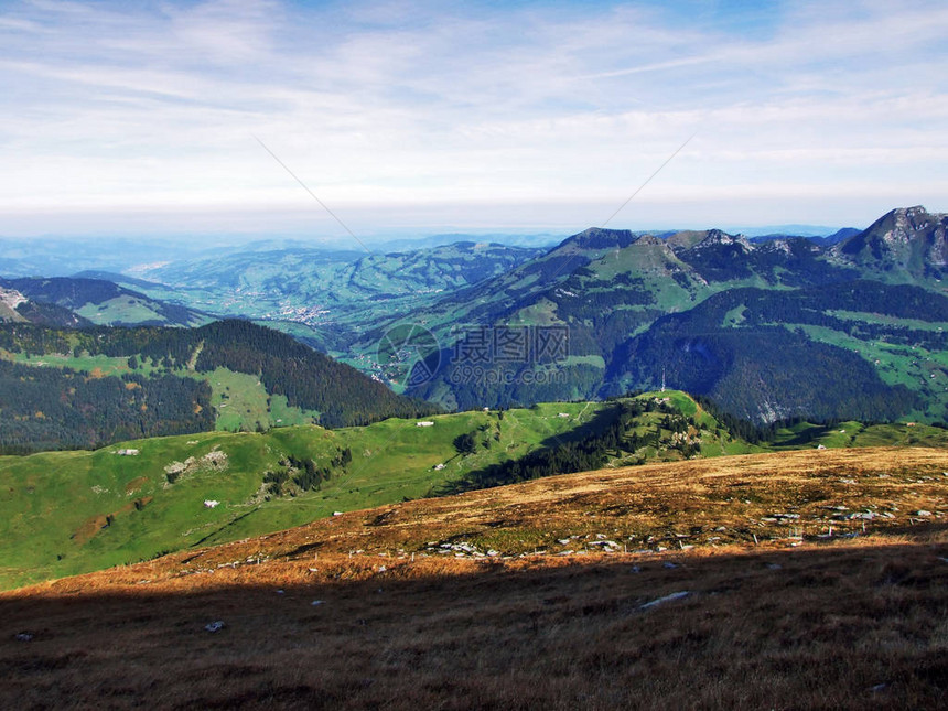瑞士圣加仑州Churfirveen山脉Selun最上方的全景图片