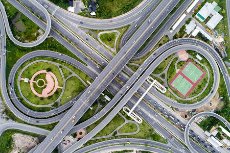 绿色城市公路空中观察现代道路的交图片