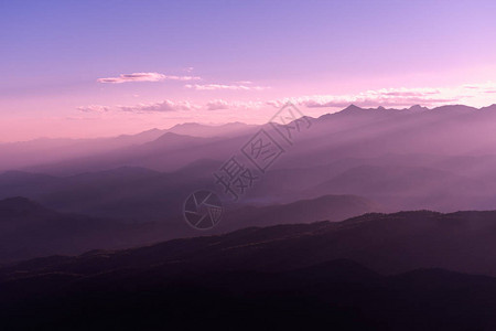 泰国北部山区的日出图片