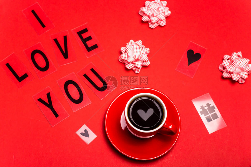 我喜欢你写黑信写在明红的色背景上紧靠着一个红咖啡杯旁边里面有心图片