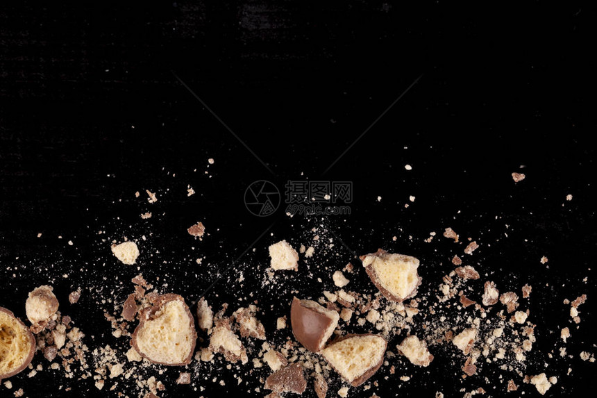 在Teh图像底部碎裂的巧克力蜂图片