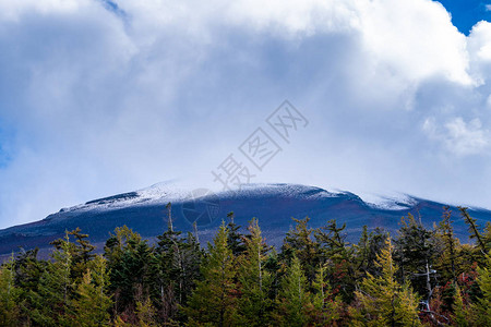 靠近藤山的顶端有雪盖和风在顶端还背景图片