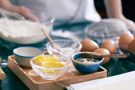 用面粉奶油和鸡蛋对碗进行近视图片