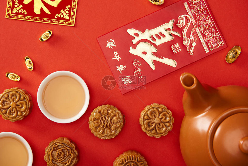 传统月饼和象形文字及红色茶图片