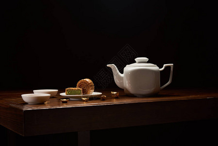 传统的月亮蛋糕茶壶和金子图片