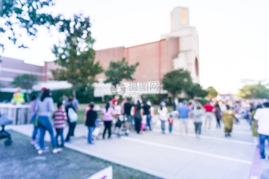 运动模糊了在当地教堂的停车场排队等候免费用餐的长队图片