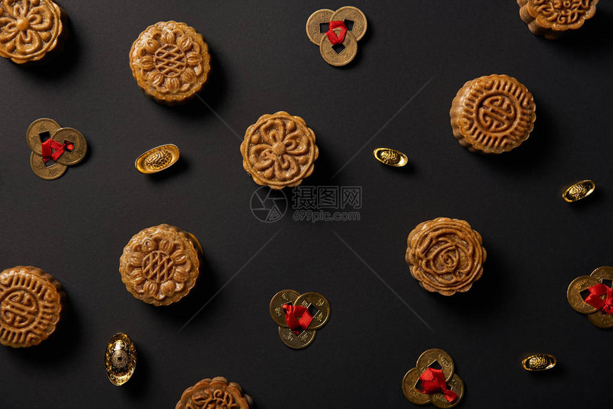 传统月饼和风水硬币的顶端视图这些硬币图片