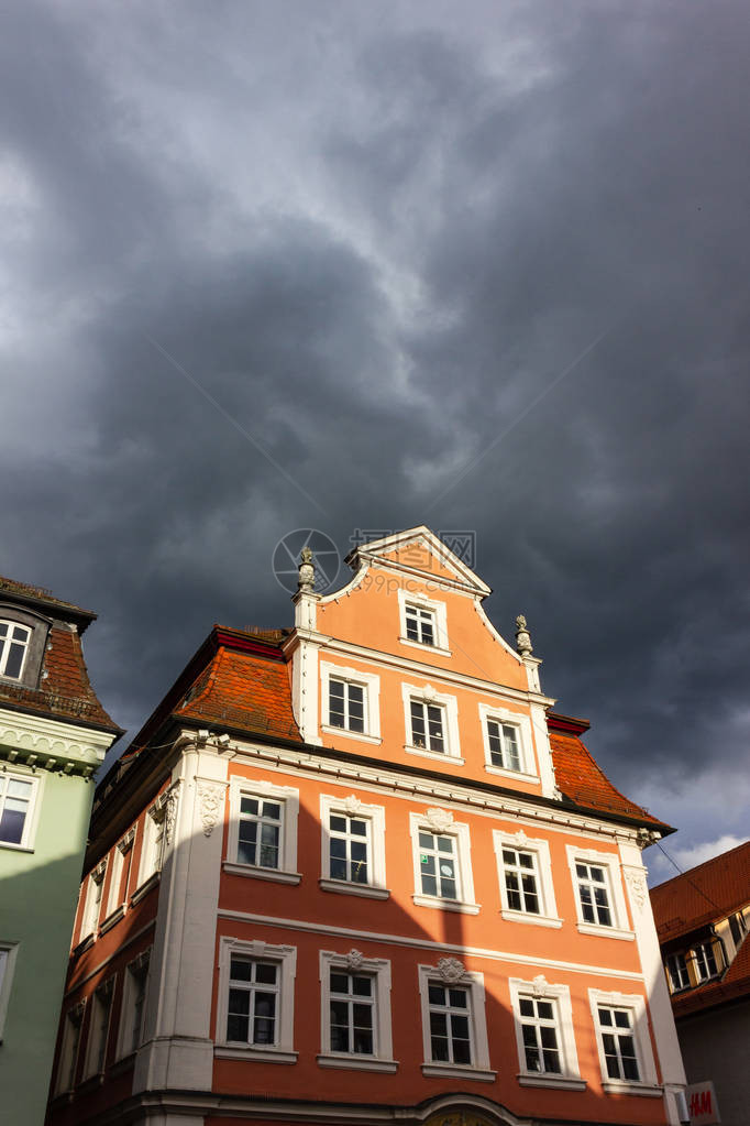 德国南部秋季下午风雨如磐的历史名城外墙图片