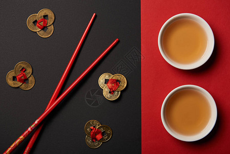 红底黑有茶和风水硬币的筷子之顶其红图片