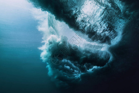 水下波气泡完美的桶浪图片