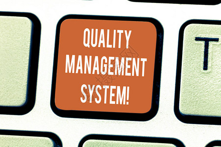 显示质量管理体系的书面说明商业照片展示了记录过程的正式系统键盘意图创建计算机消息按背景图片