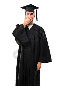 大学毕业那天的人因为说了一些不恰当的话而用手捂住嘴不能在孤立的白图片
