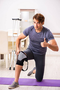 为膝伤康复而锻炼的人图片