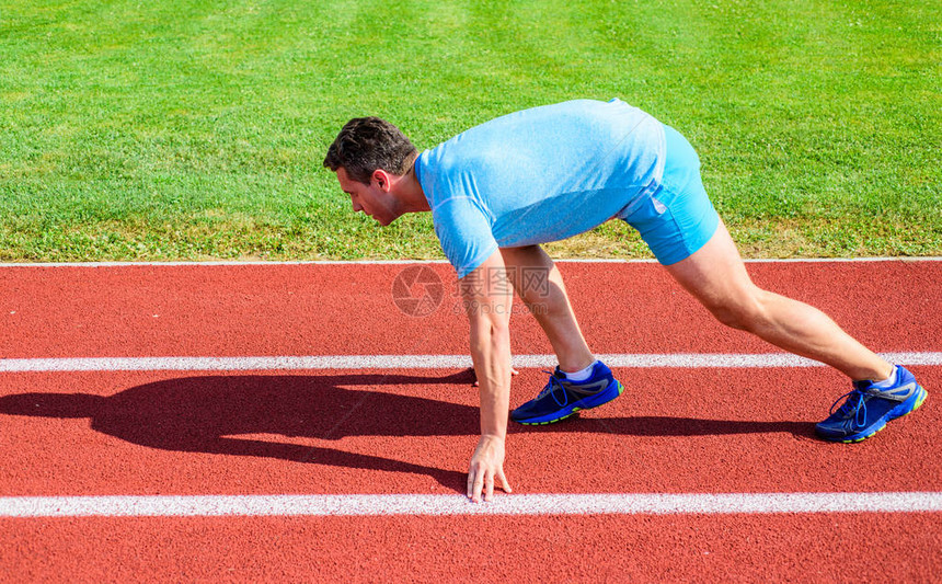 提高速度概念男子员赛跑者推开起始位置体育场路径阳光明媚的日子赛跑者在比赛开始后立即被捕获在体育场的赛跑者短跑比赛图片