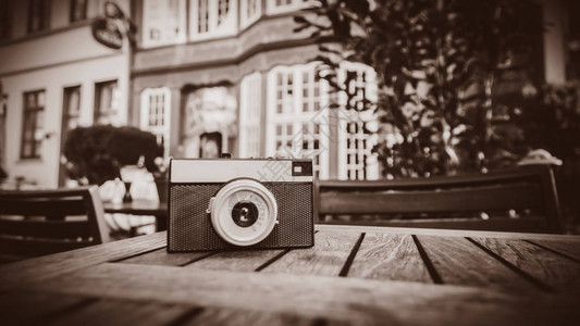 德国不来梅州不来梅市街上木制桌子上的旧相机图片以Sepia图片