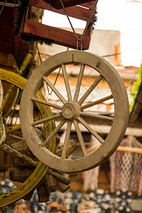 老传统样式马车轮由木头制成图片