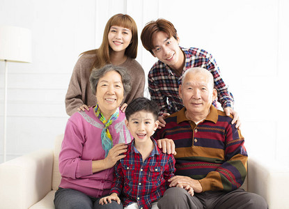 沙发上快乐的三代亚洲家庭图片