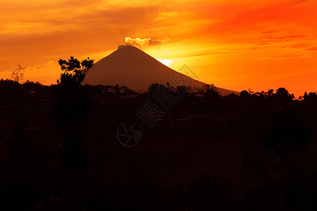 日落时的火山阿贡印度尼西亚巴厘热图片