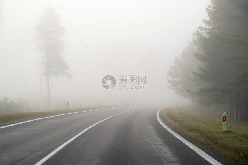 在雾中驾驶农村公路图片