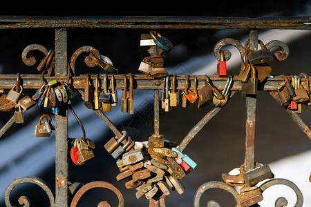 在桥上的金属栅栏上锁有古老的高清图片