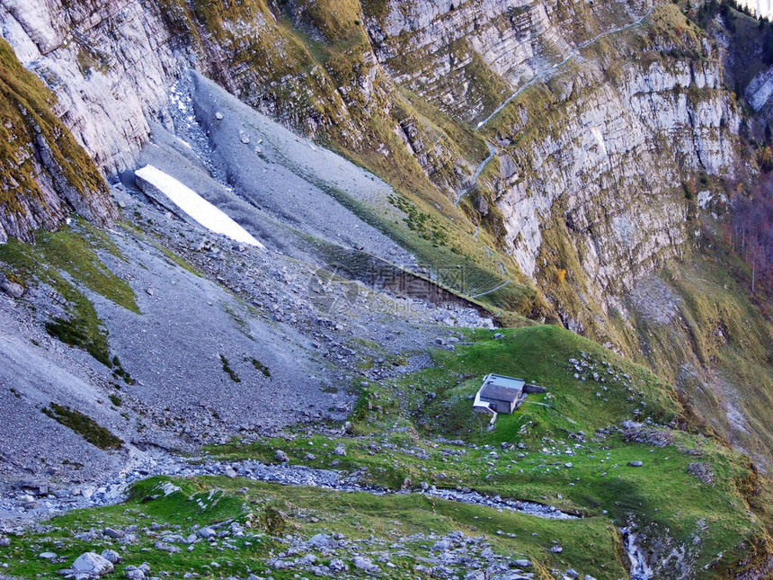 瑞士格拉鲁斯州Klontalersee湖谷或Klontal河谷的秋图片