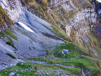 瑞士格拉鲁斯州Klontalersee湖谷或Klontal河谷的秋图片