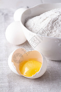 面粉和生鸡蛋closeu背景图片