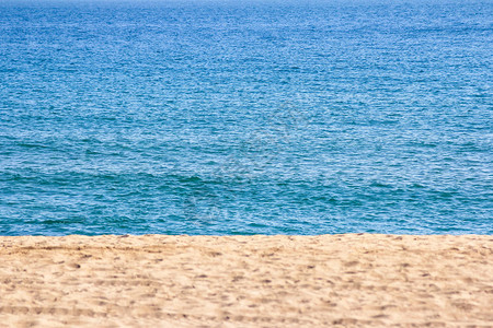 沙滩上沙背景是蓝海温暖的夏日图片