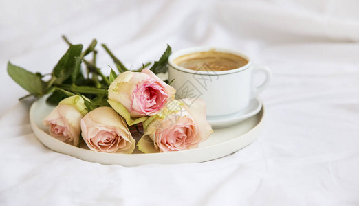 用玫瑰花束子浪漫的早餐鲜花和卡布奇诺咖啡图片
