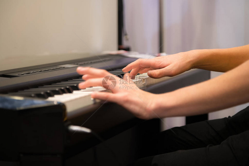 特写人类手弹电子钢琴最喜欢的古典音乐音乐课图片