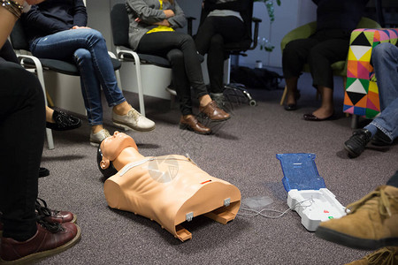 使用自动体外除颤器设备AED的急救图片