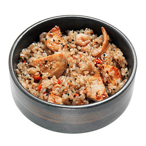 黑碗里有炸鸡虾蔬菜和芝麻的米饭图片