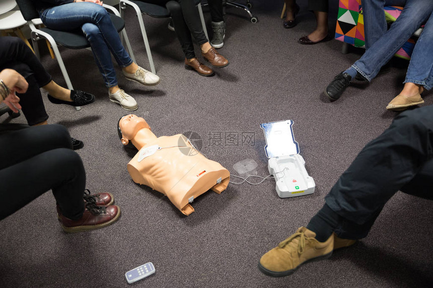 使用自动体外除颤器设备AED的急救图片