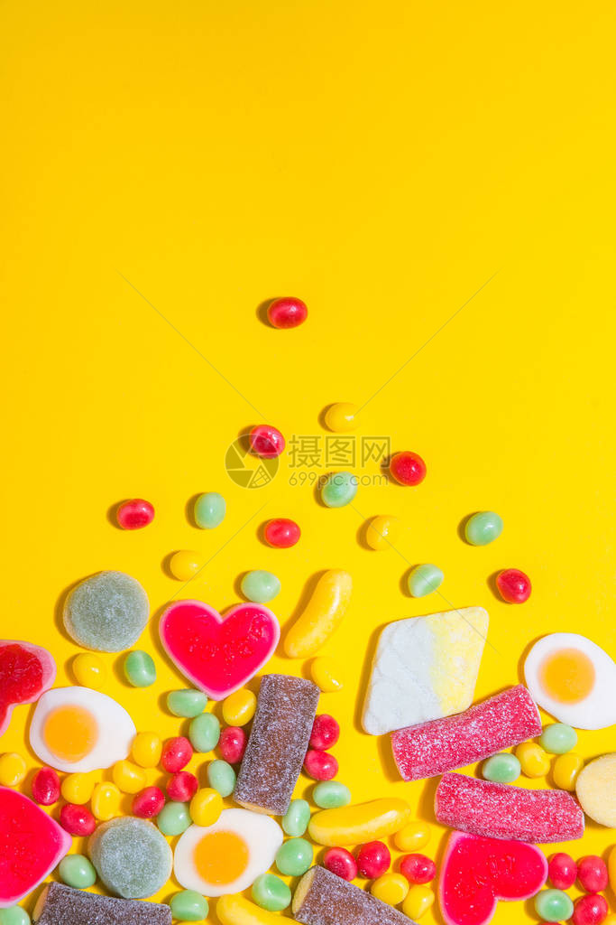 一堆美味的五颜六色的咀嚼糖果背景五颜六色的糖果图片