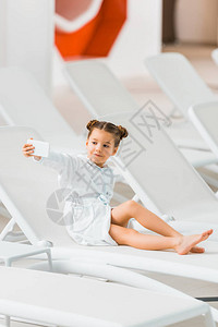 穿着浴袍的可爱孩子在躺甲板图片