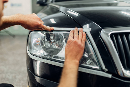 自动详细说明洗车服务汽车灯头的汽车灯单工人图片