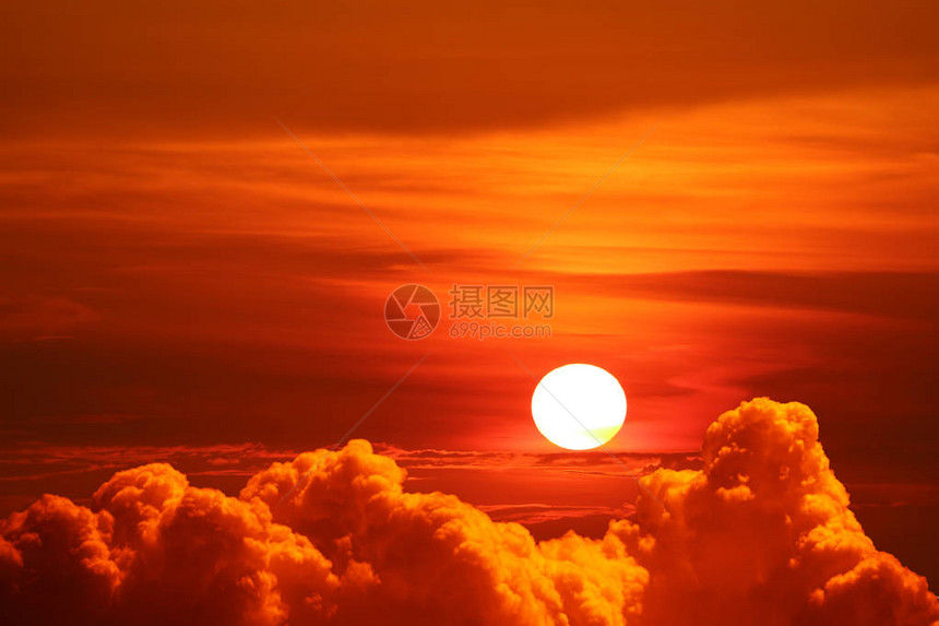 日落回到剪影五颜六色的堆云彩在红色天空图片