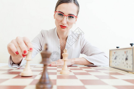 商业女商人在象棋游戏中背景图片