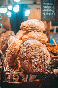 波兰格但斯克夜市的新鲜出炉的面包图片