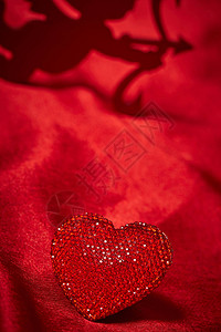 情人节美丽的红色装饰心在美丽的红色丝绸图片