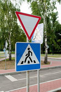 树木让路行人过境交通规则道路标识驾驶等背图片