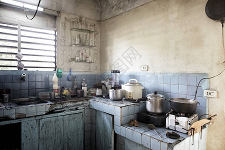 古老的乞丐家中肮脏的黑暗厨房关于贫困和住房问题的图片