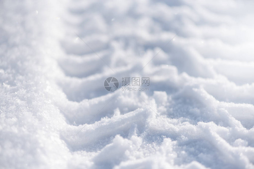 车胎保护者在雪地上行走我想可靠的轮胎图片