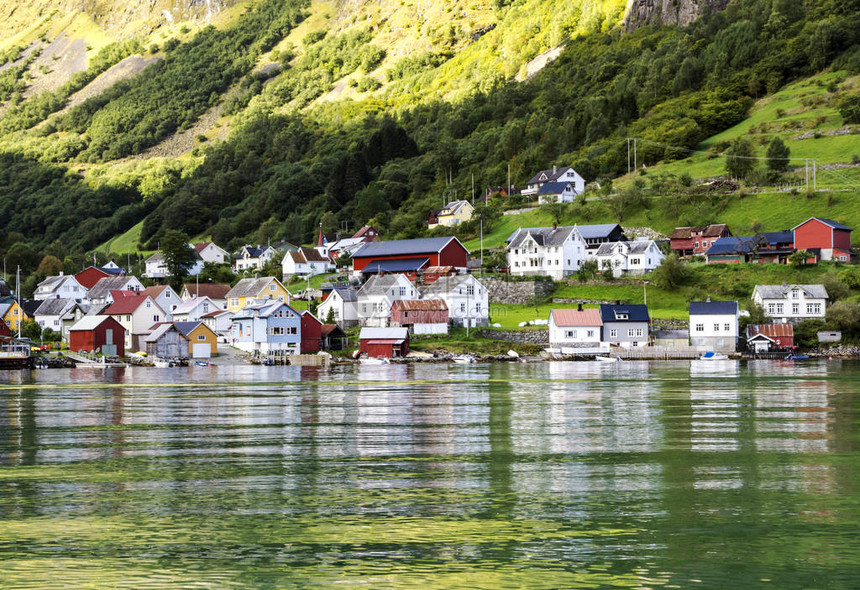 Geiranger是位于挪威西部Geirangerfjord对面的一个村庄图片