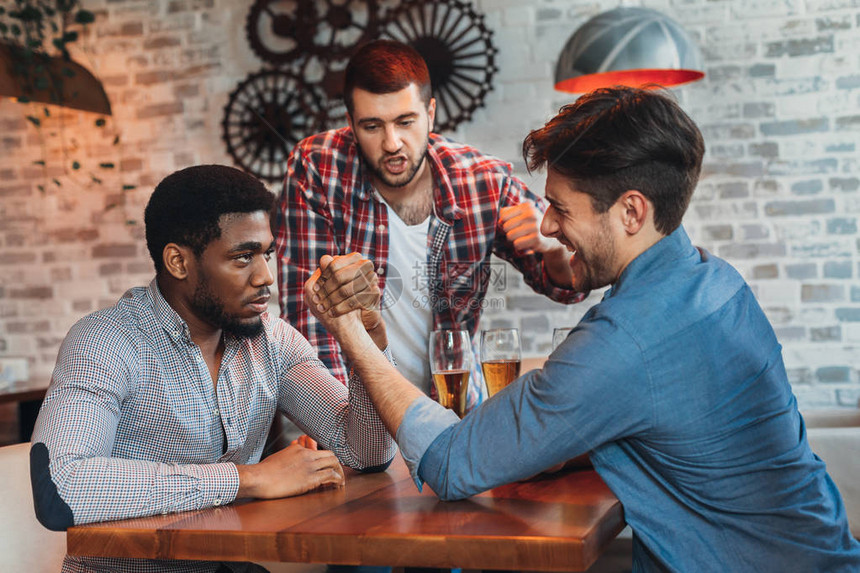 各种男人在酒吧喝啤酒图片
