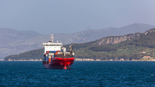 国际集装箱货船在海上的物流和运输国际集装箱货船在海洋货运航图片