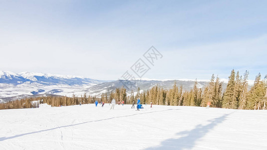 季节最佳的高山滑雪图片